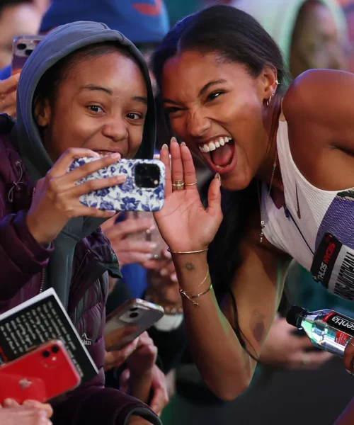 Tara Davis-Woodhall, che show a Times Square: le foto più belle