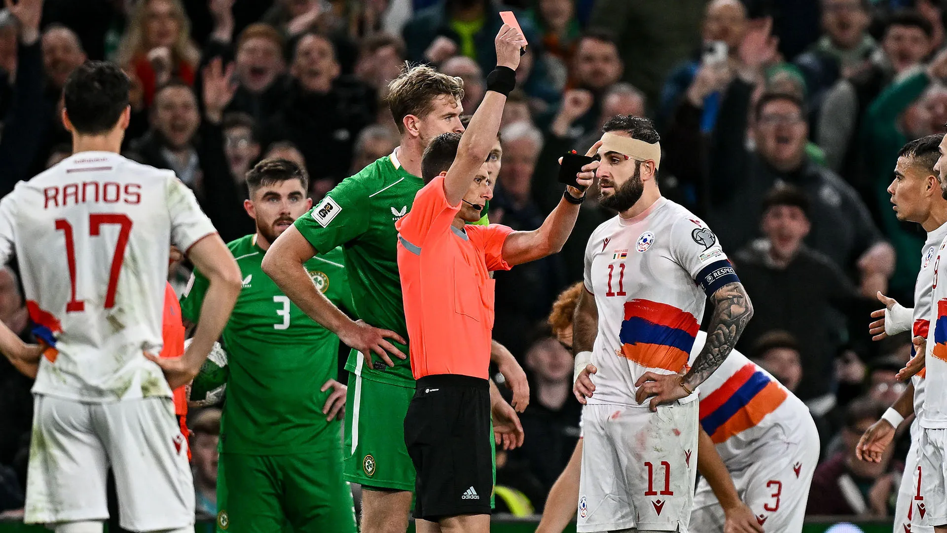 L'arbitro non ci ha pensato due volte e ha cacciato il capitano dell'Armenia
