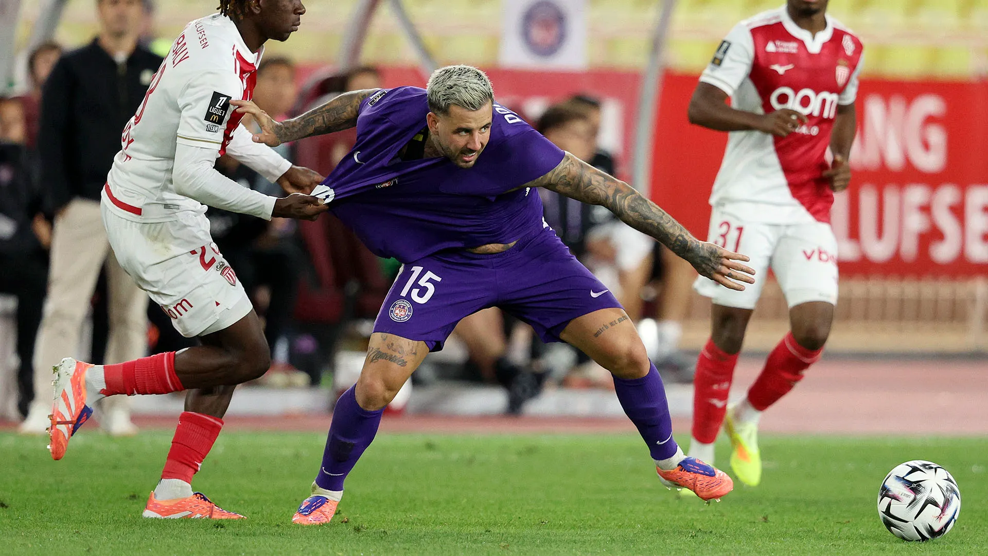 Non andava bene neanche la prima maglia del Tolosa, con colori e stile grafico troppo simili a quella del Monaco
