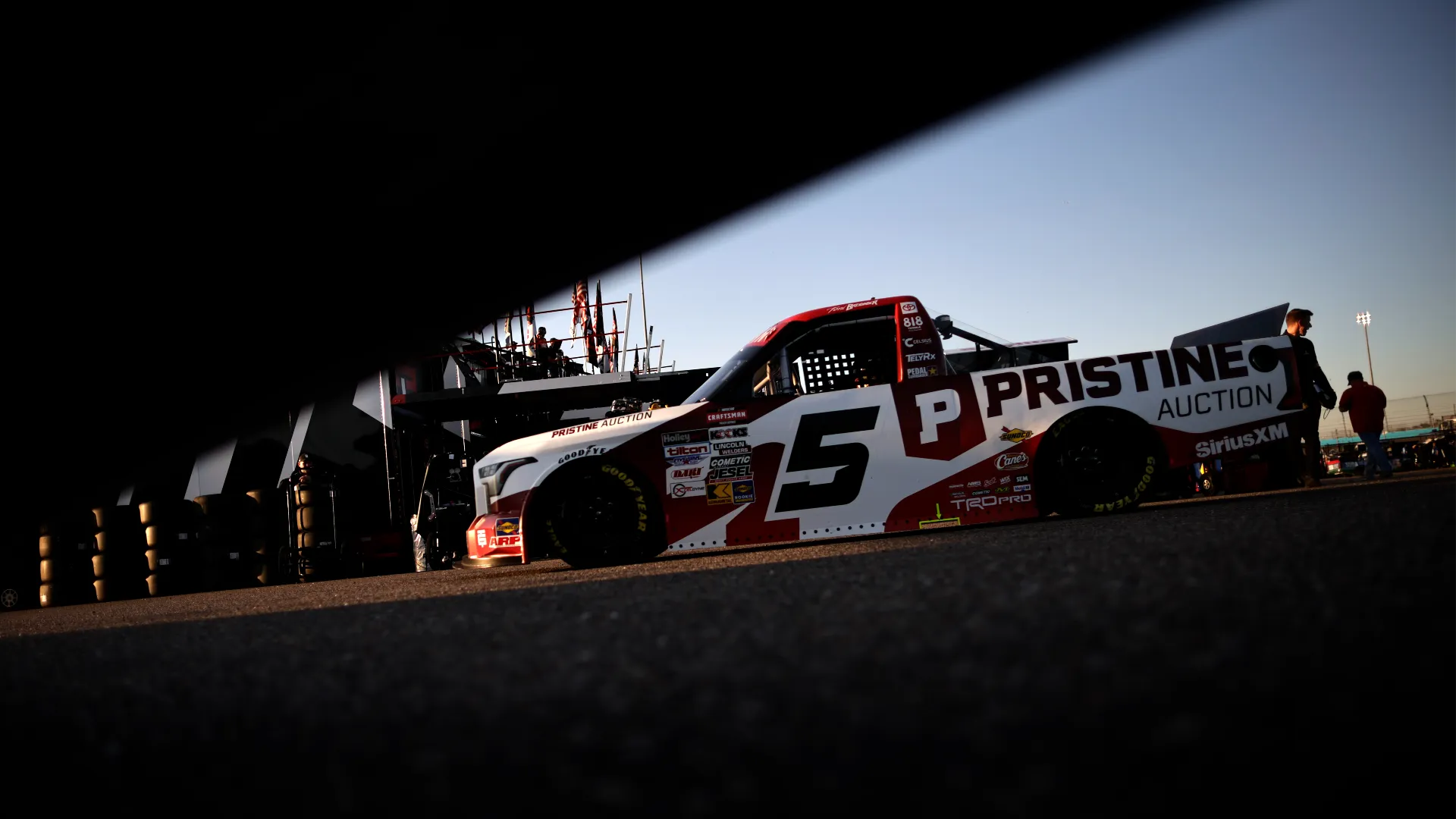 La modella di Victoria's Secret corre nel campionato Truck Series dal 2023