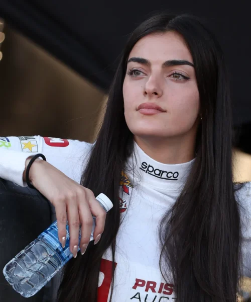 Futuro incerto per la popolare pilota-modella: le foto