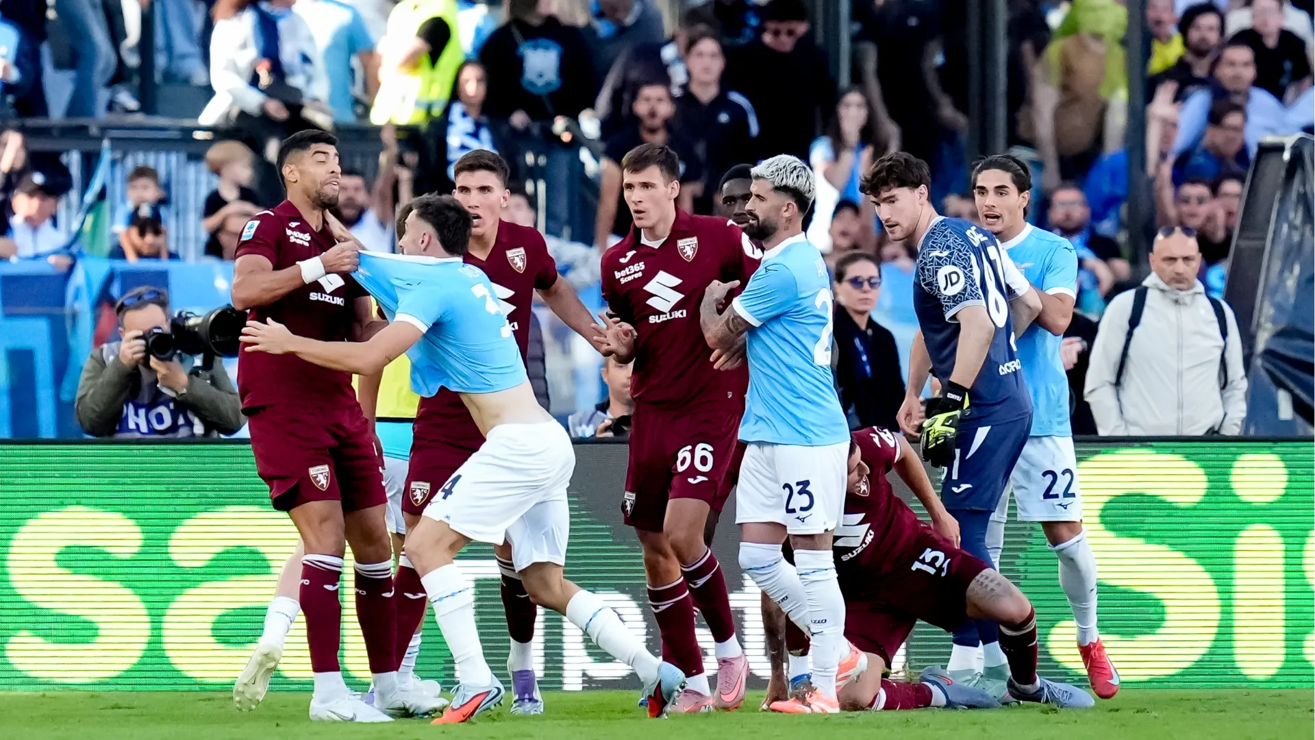 L'arbitro ha faticato molto a riportare la pace in campo