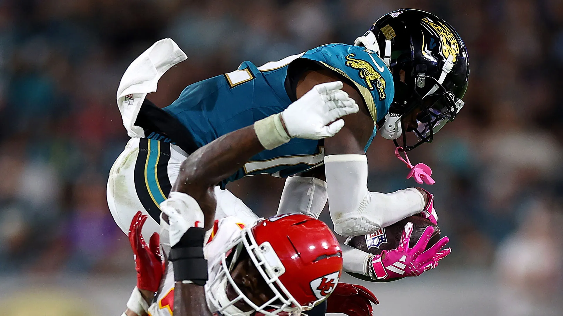 Travis Hunter se l'è vista brutta nello scontro con Bryan Cook

