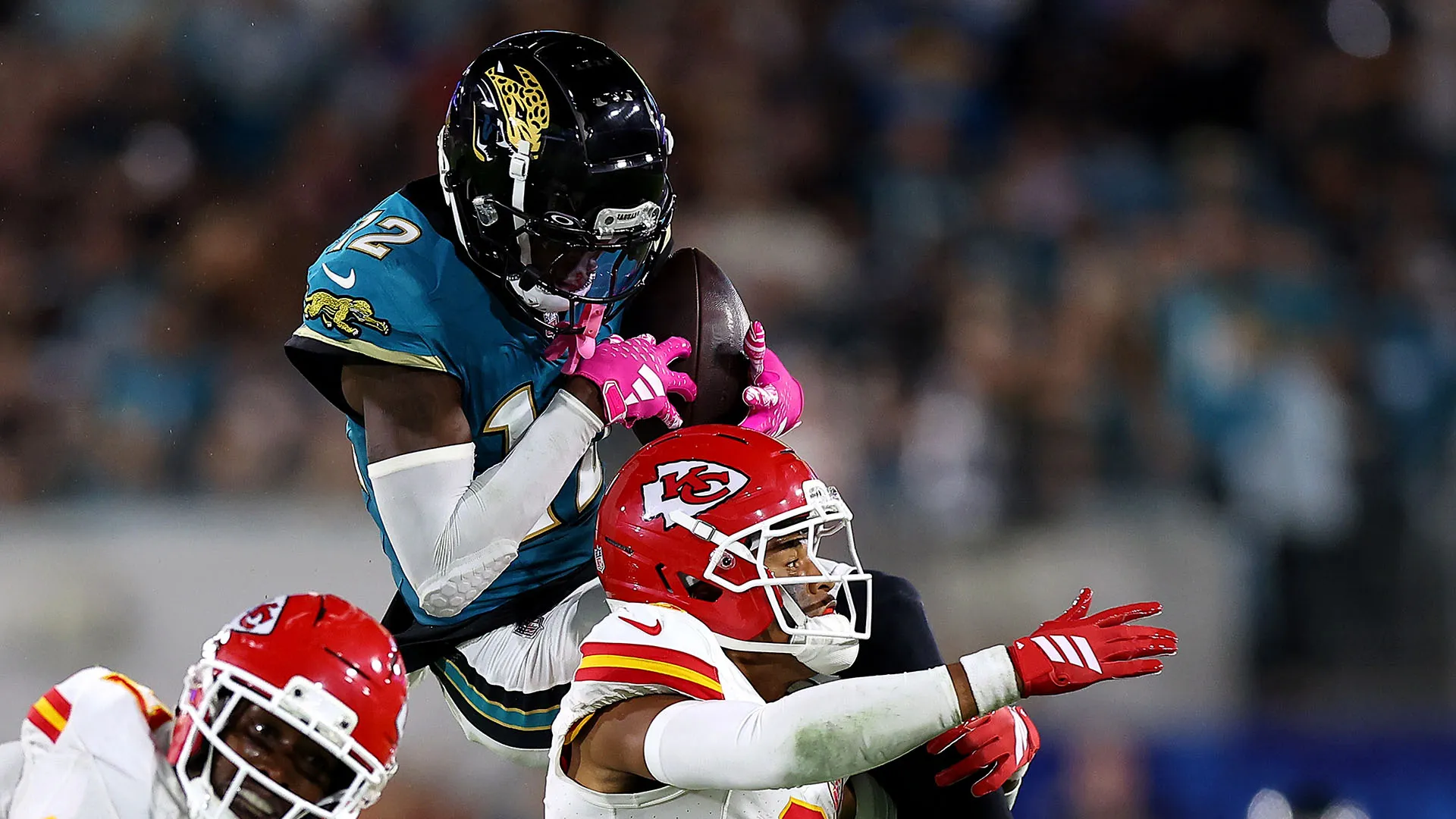 Il campione dei Jacksonville Jaguars è finito sulla spalla dell'avversario