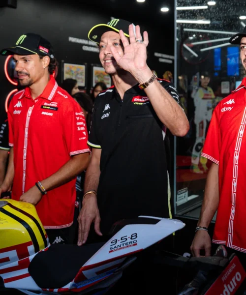 Bagno di folla per Valentino Rossi e il Team VR46: le foto della presentazione della livrea speciale per Mandalika