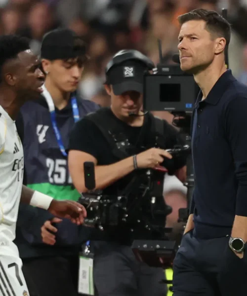 Interviene anche Carlo Ancelotti nel litigio Vinicius-Xabi Alonso. Foto