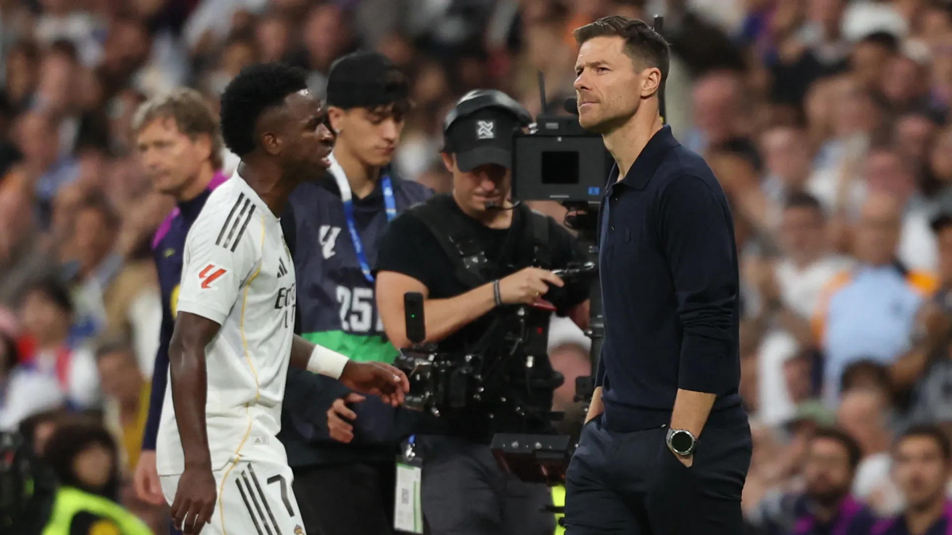 ...successivamente è passato vicino a Xabi Alonso senza neanche guardarlo