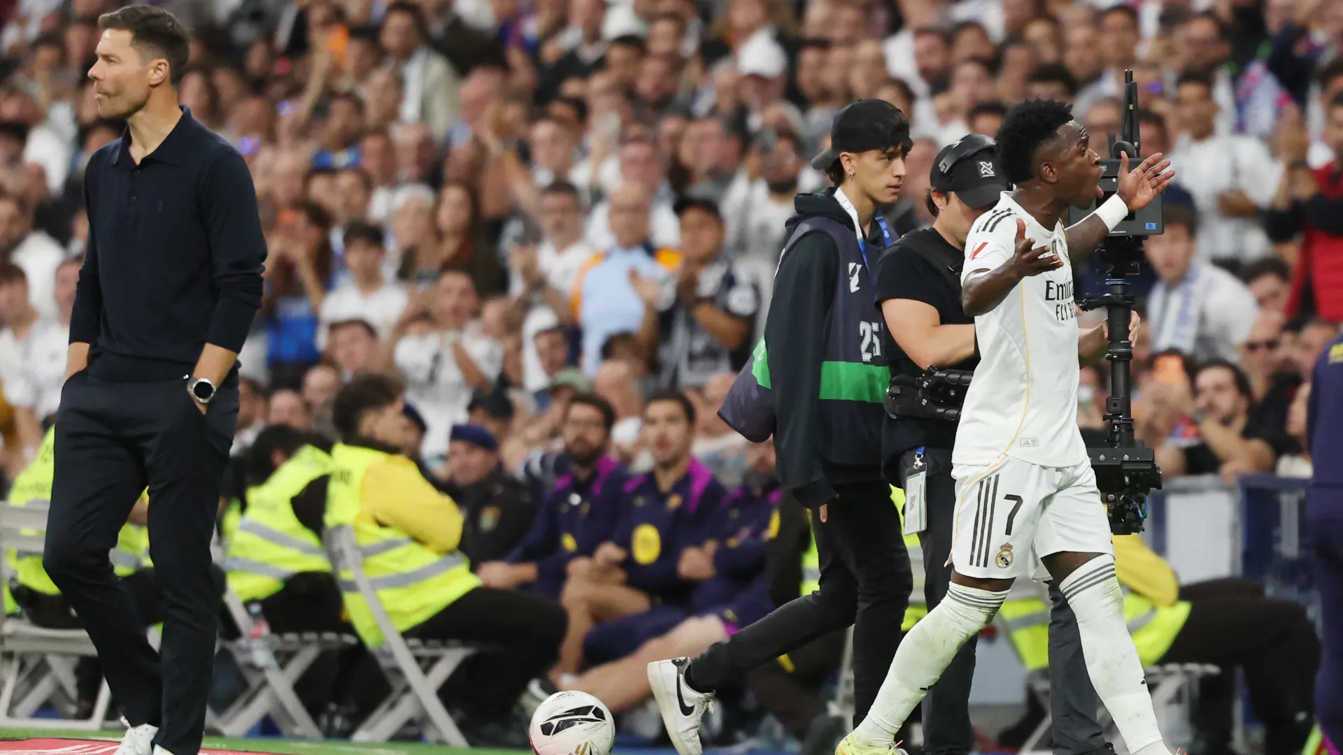 Il numero 7 dei Blancos ha continuato a protestare per la sostituzione