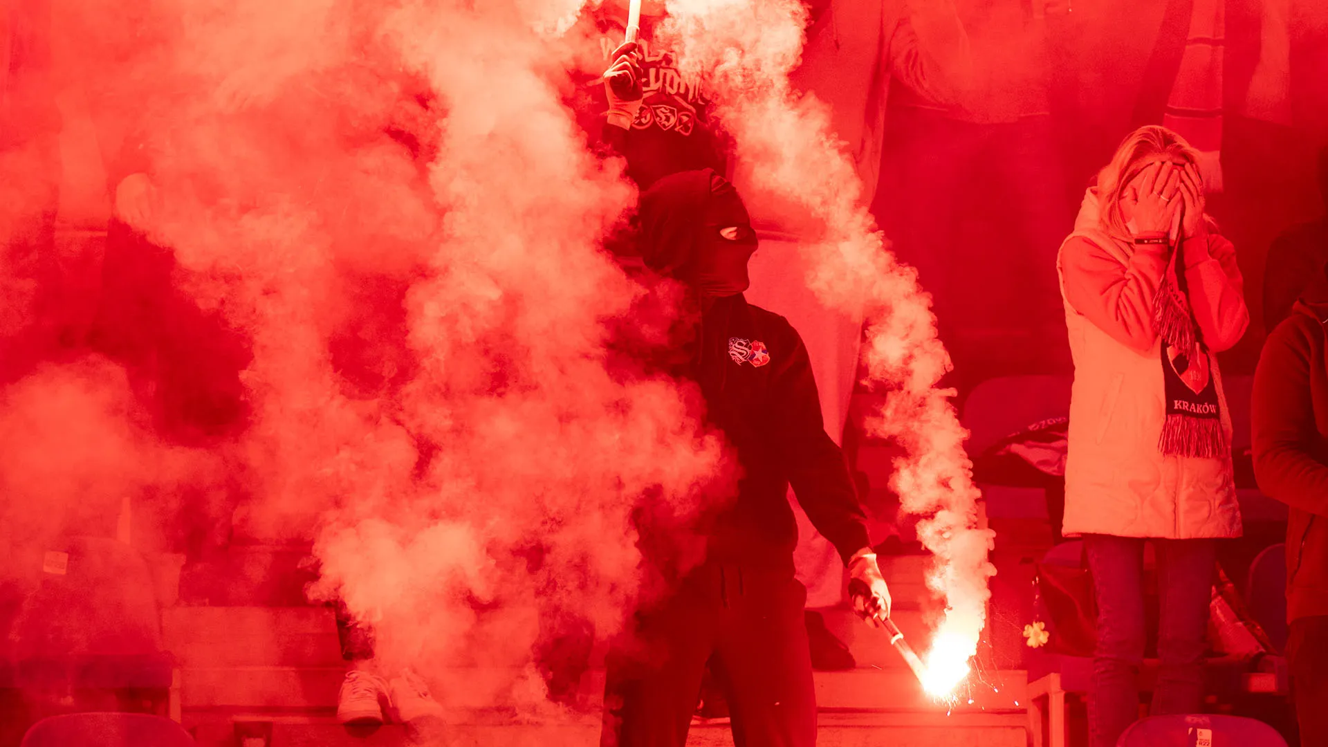 Lo stadio si è trasformato in un inferno dopo che i tifosi hanno acceso i fumogeni