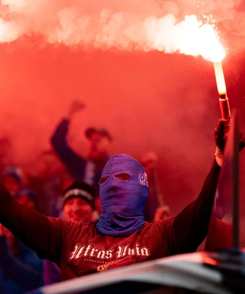 Lo stadio si trasforma in un inferno: atmosfera surreale, le foto