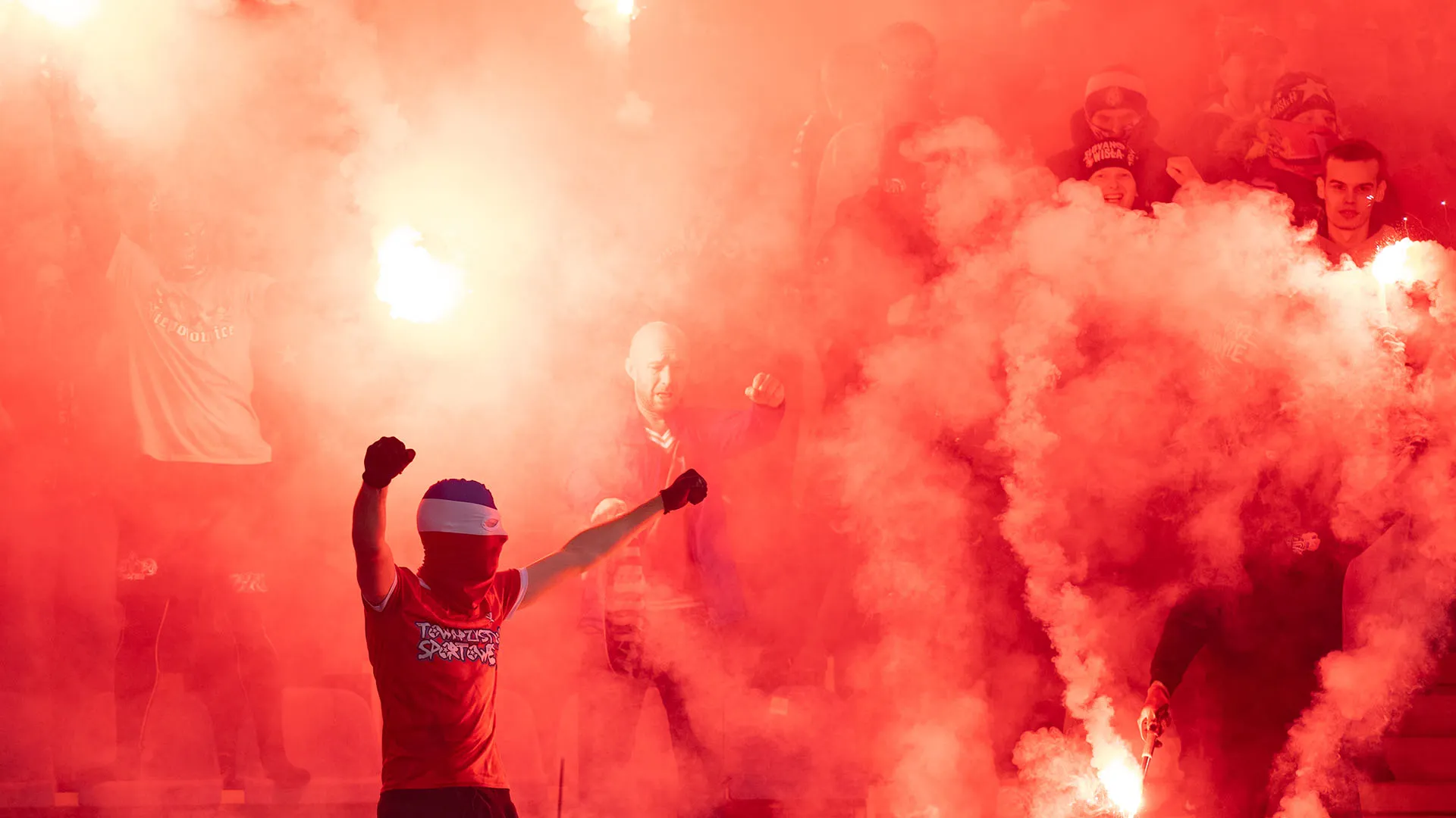 Lo stadio si trasforma in un inferno: atmosfera surreale
