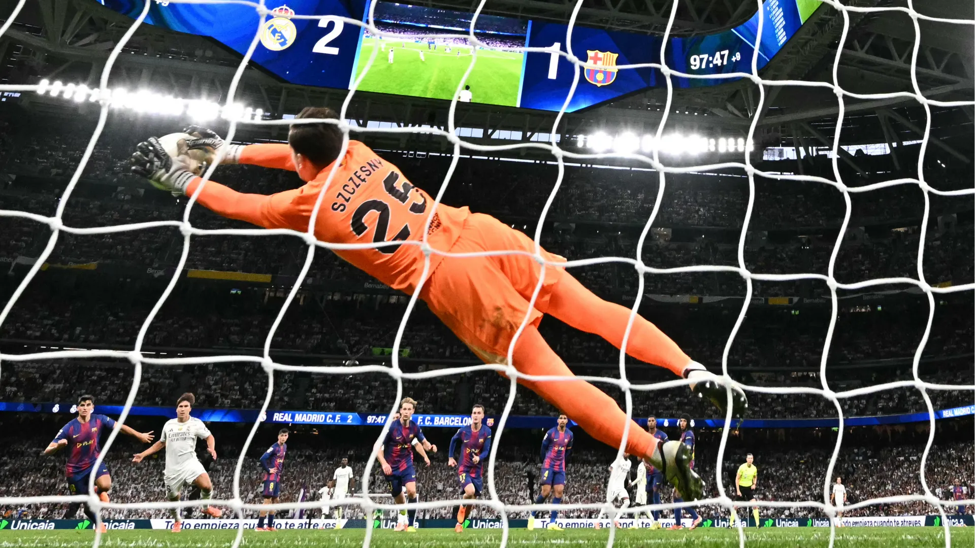 Nell'ultimo Clasico il portiere polacco ha parato il calcio di rigore a Kylian Mbappé
