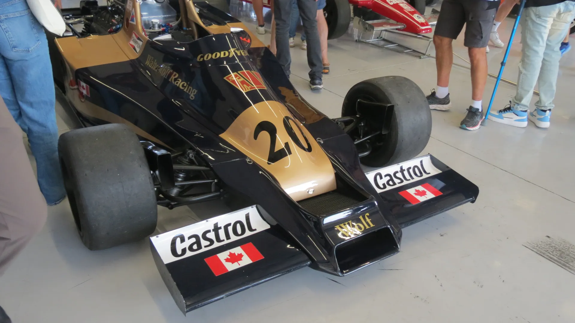 La WR1 adottava un telaio monoscocca in alluminio con motore Ford Cosworth DFV