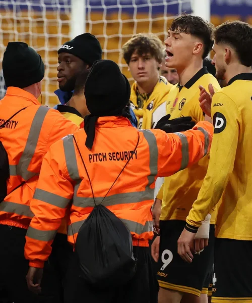 Calciatori e allenatore contro i tifosi: le foto del duro scontro