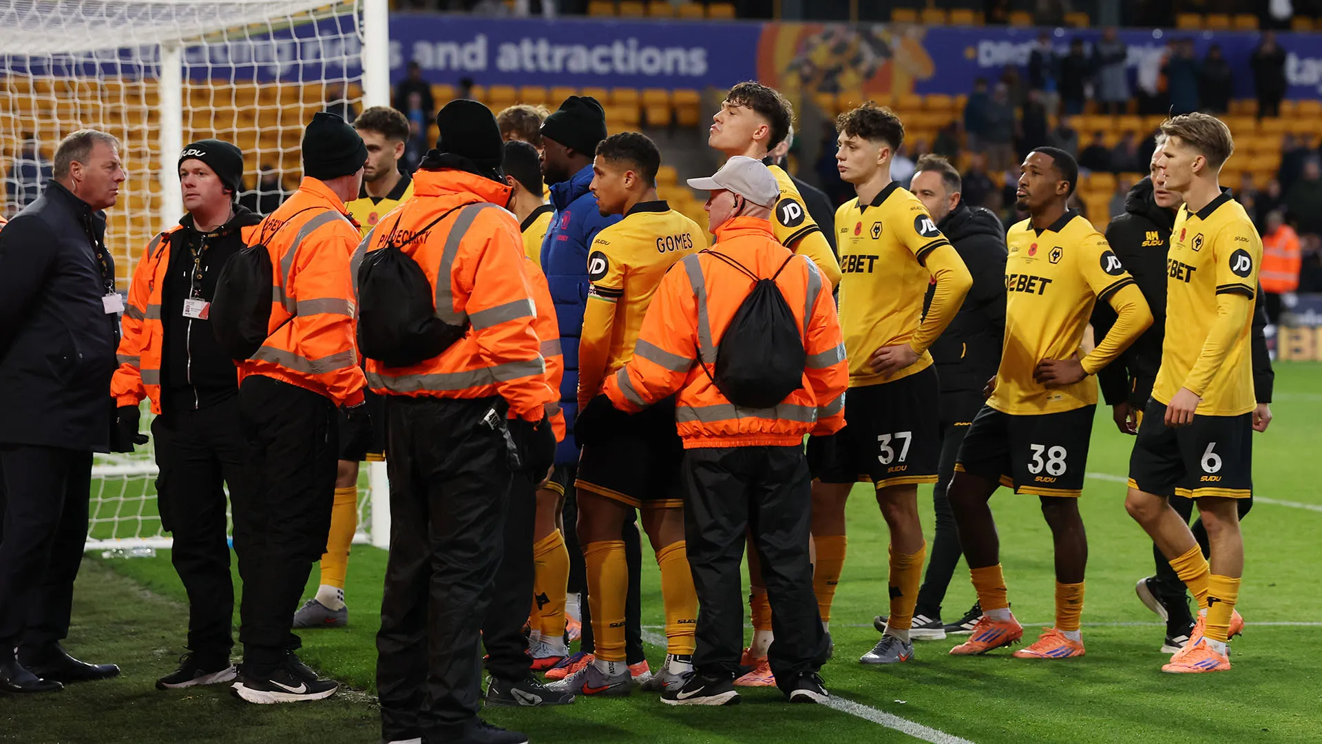 Dopo la sconfitta contro il Burnley, i tifosi si sono scontrati con i propri tifosi