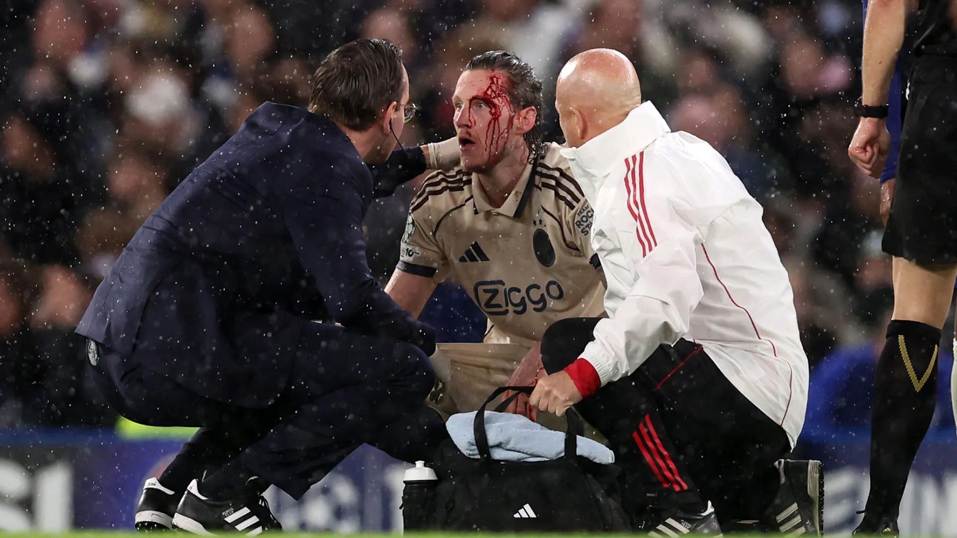 Perde sangue dalla testa: attimi di terrore per Wout Weghorst
