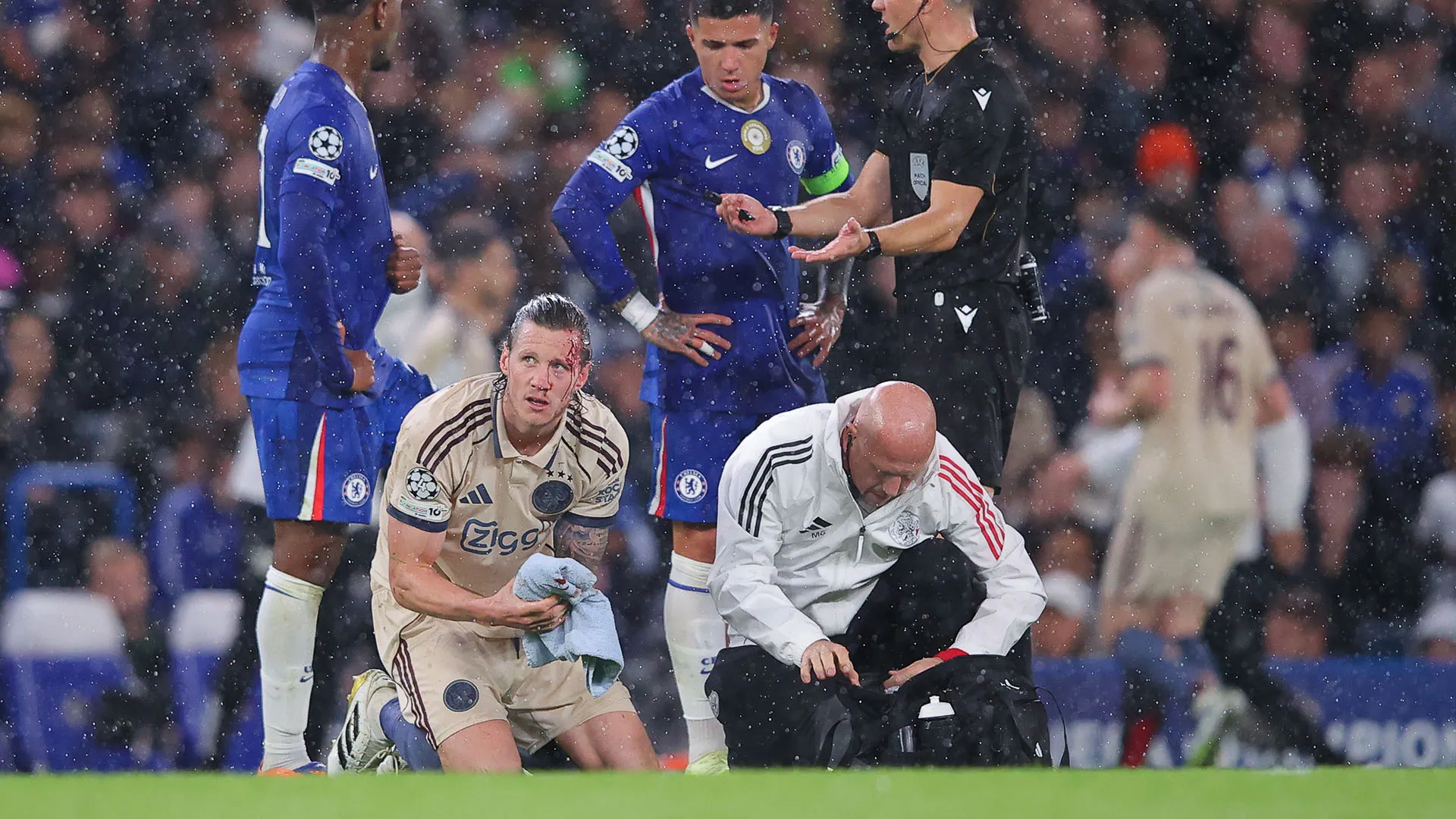 I medici dell'Ajax hanno dato una salvietta a Weghorst per tamponare la ferita