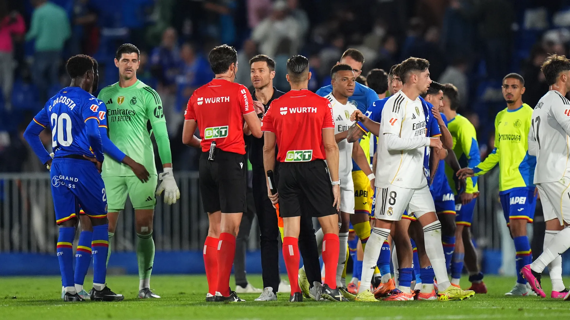 Pare che il nuovo tecnico abbia imposto nuove regole e nuove metodologie che non sono condivise dal gruppo
