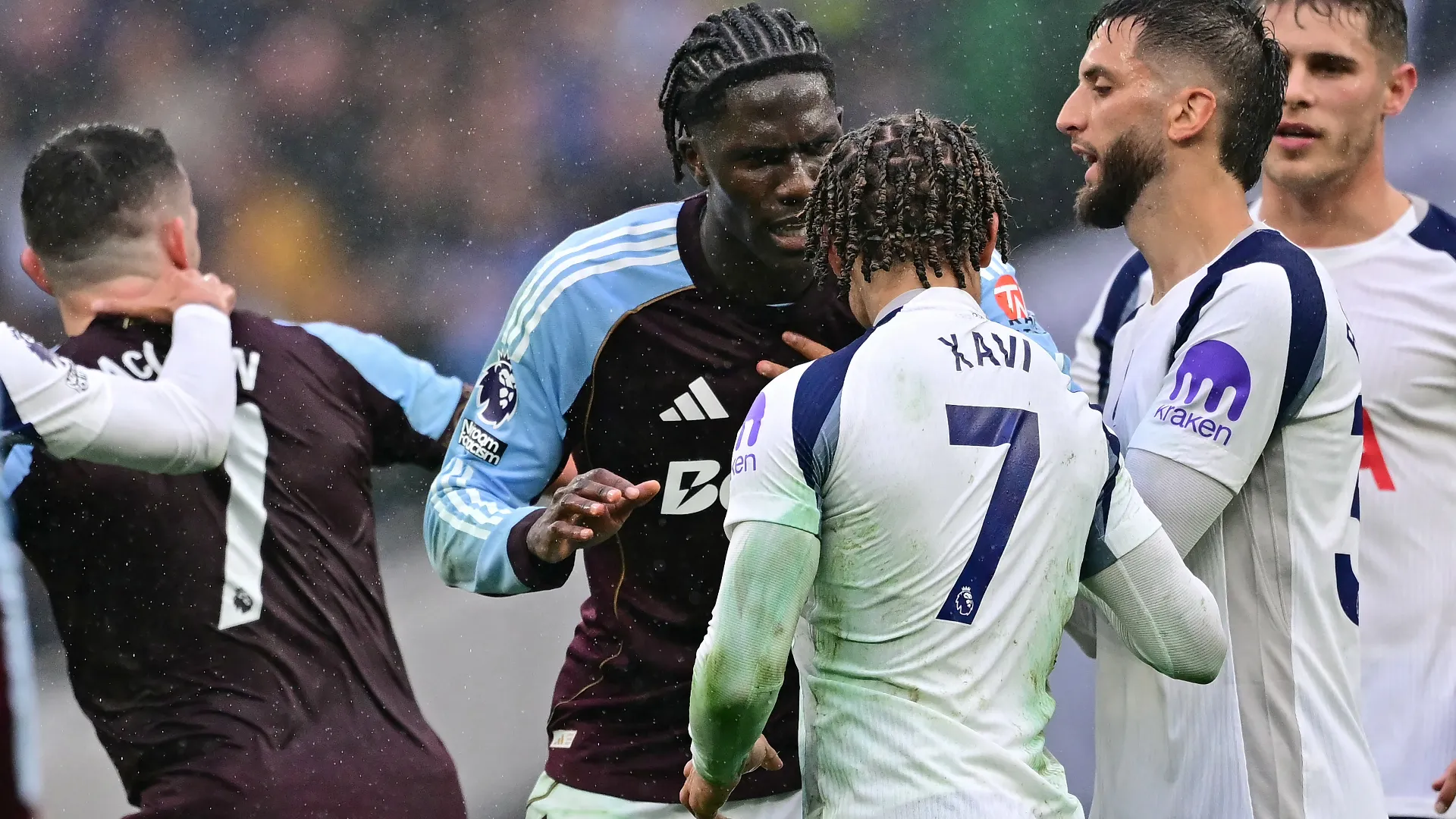 Momenti di grande tensione durante la sfida tra Tottenham e Aston Villa
