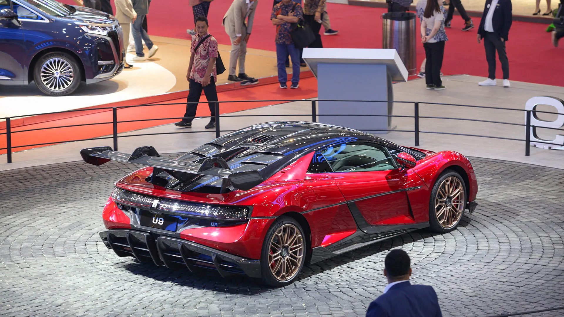 L'hypercar elettrica Yangwang U9 Xtreme ha battuto tutti i record