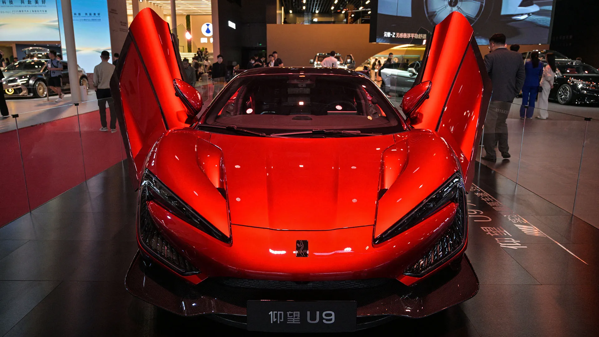 L'auto ha quattro motori elettrici, abbinati a una batteria che funziona con un voltaggio ultra-elevato