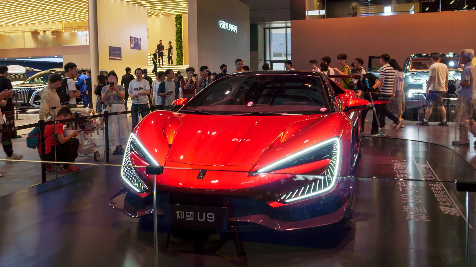 L'hypercar ha stabilito il tempo record di 6:59.157, diventando l'auto elettrica più veloce sul famoso circuito tedesco