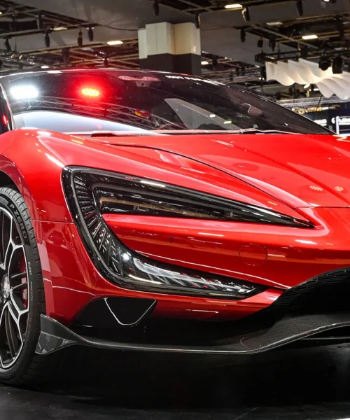 Questo bolide va a 496 km/h: ce ne sono solo 30 in tutto il mondo. Foto
