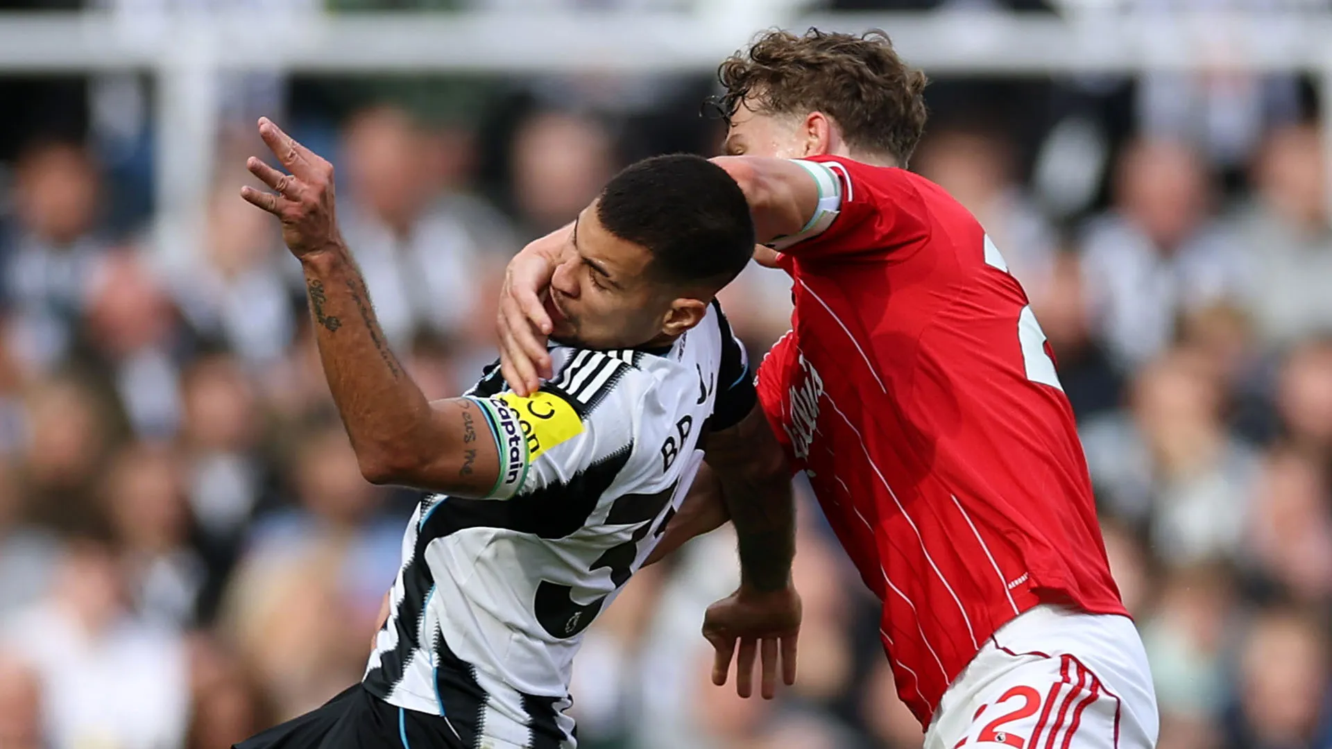 Si vede chiaramente la mano di Yates sul volto di Bruno Guimarães