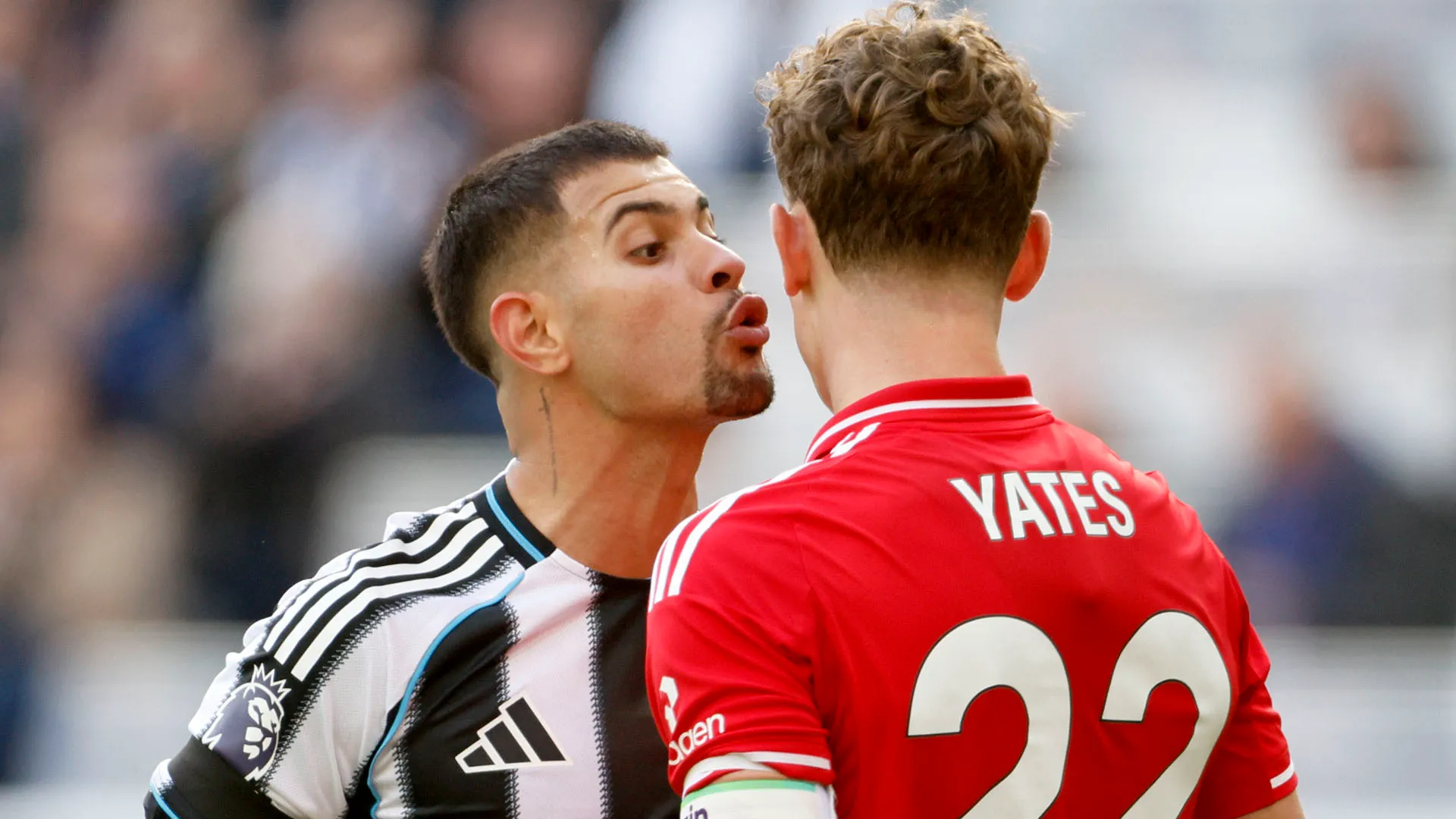 Momenti di tensione durante la sfida tra Newcastle e Nottingham Forest