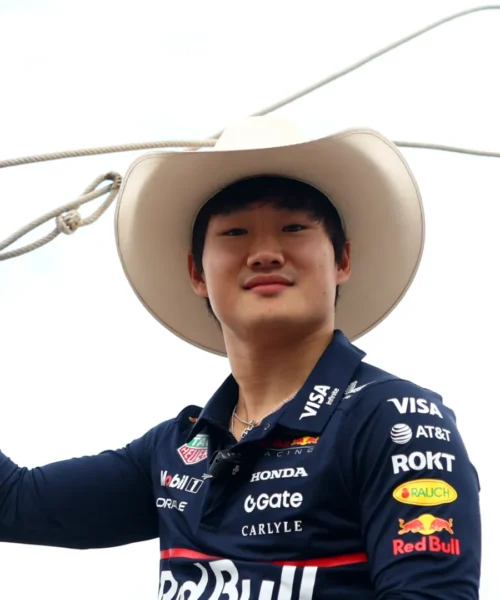 Yuki Tsunoda versione cowboy: le divertenti immagini