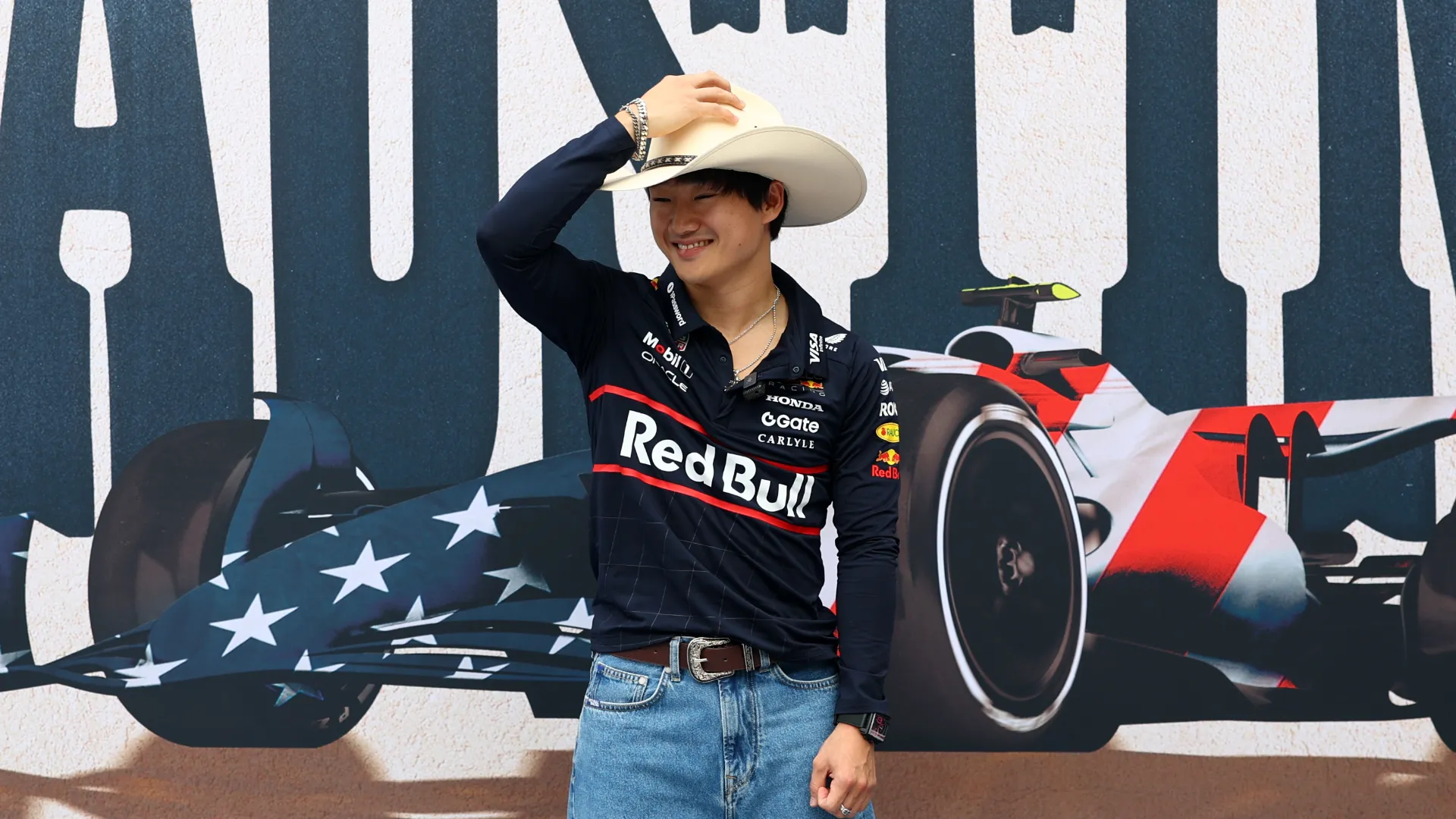 Yuki Tsunoda in versione cowboy: eccolo con il suo cappello