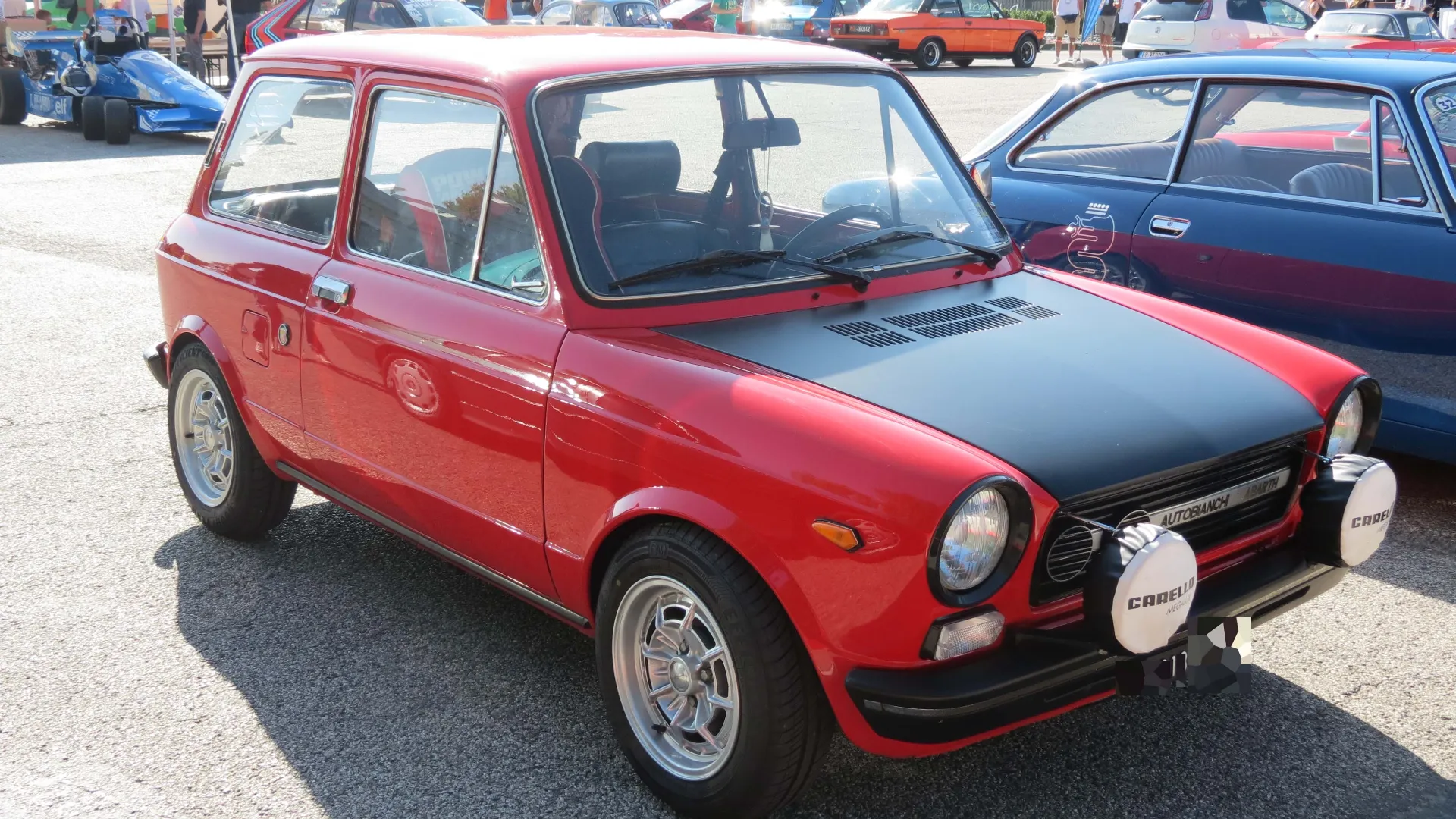 Negli anni '60 la Mini assemblata da Innocenti conquista l'Italia, la Fiat 850 berlina non regge il confronto.