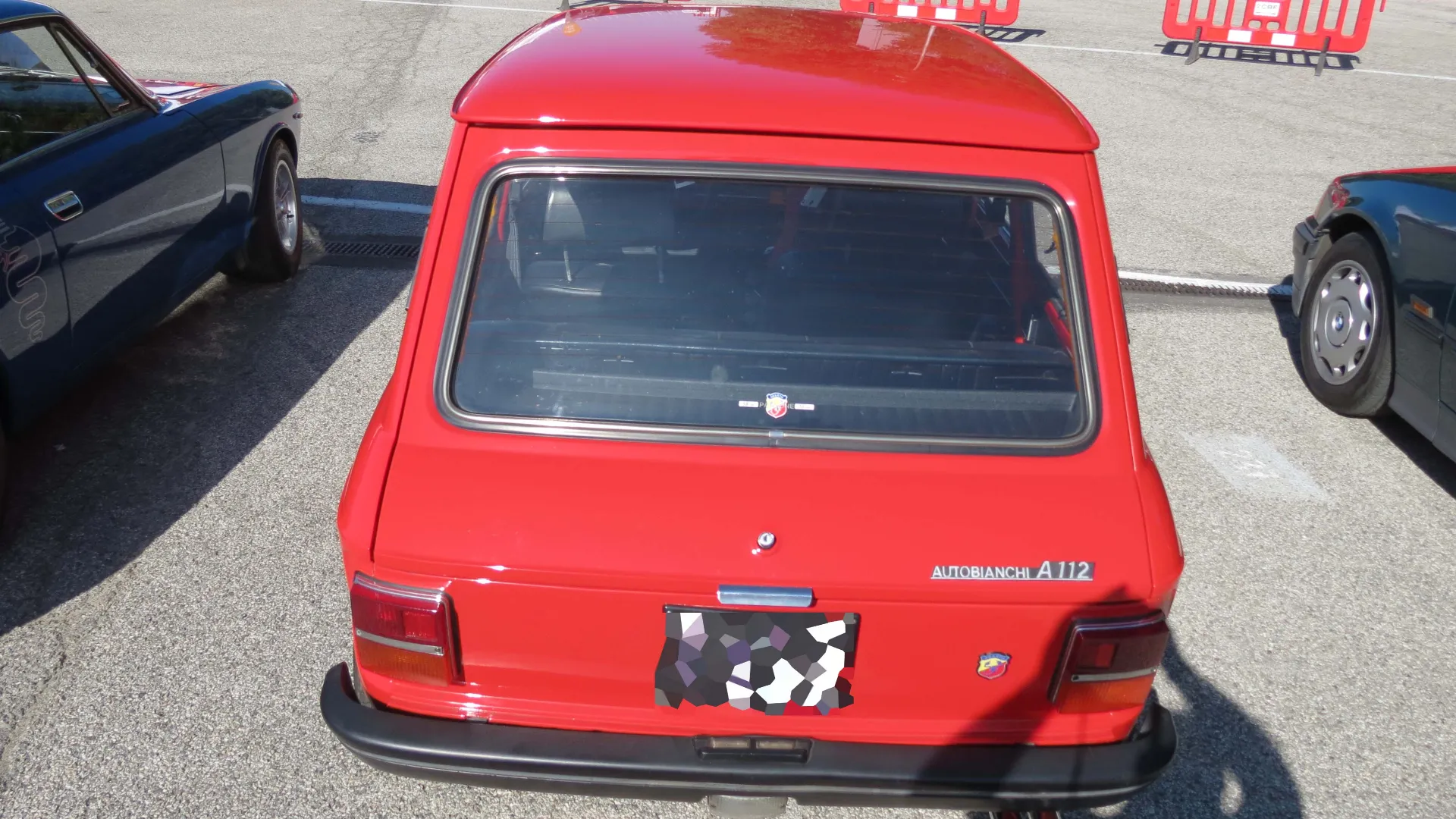 La A112 Abarth raggiunge 152 km/h e 0-100 in 13 secondi, riconoscibile per il cofano nero opaco.
