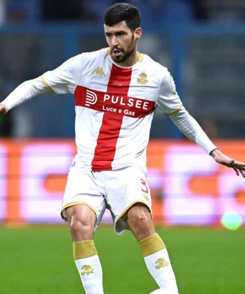 Pari-spettacolo fra Cagliari e Genoa: Martin, nel finale, evita a De Rossi il primo ko