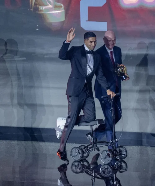 Achraf Hakimi con il triciclo dopo il tremendo infortunio: le foto