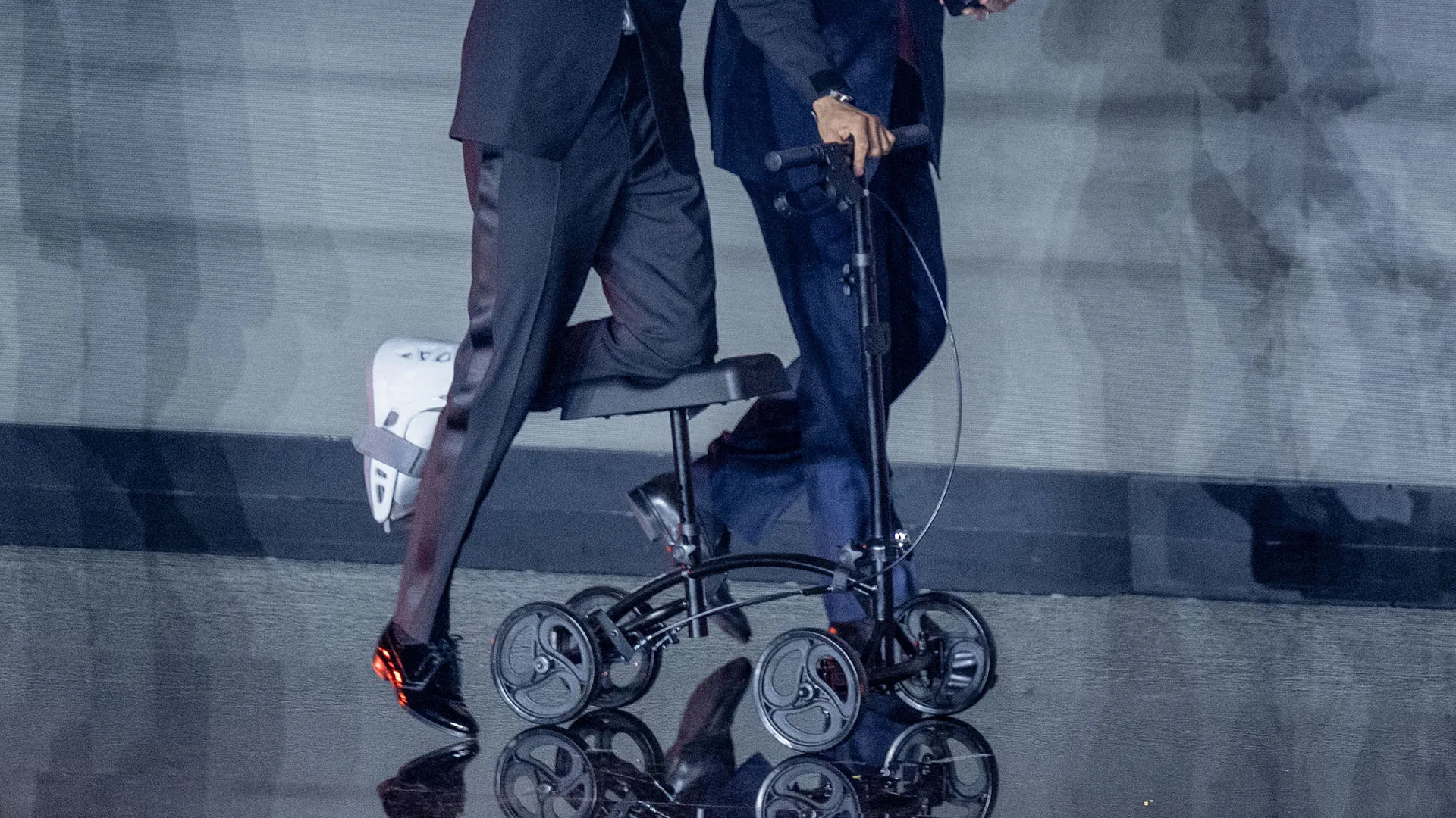 Il campione marocchino si è presentato alla premiazione di Salé con un triciclo speciale per non sforzare la caviglia gravemente infortunata