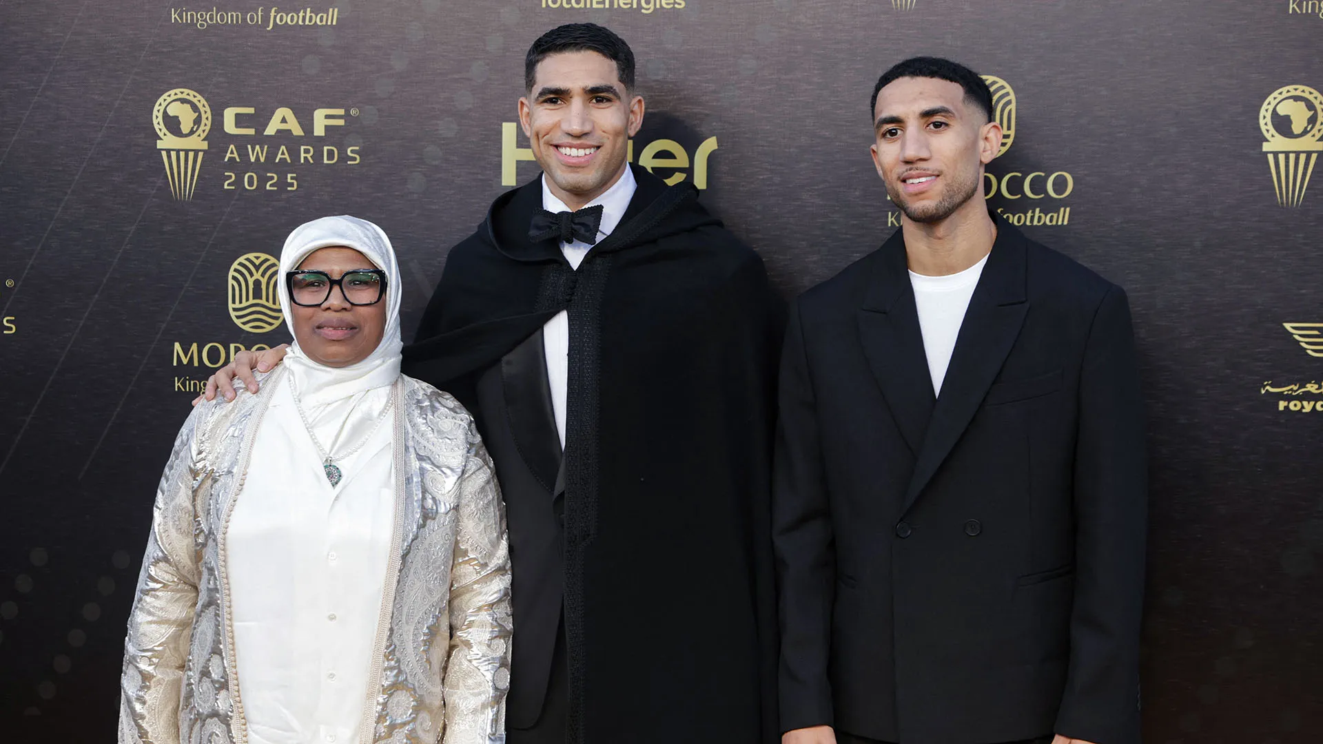 Ecco Hakimi alla cerimonia di presentazione insieme alla sua famiglia