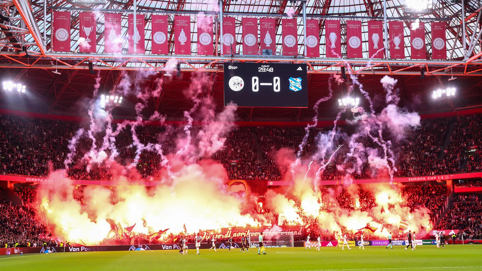 Incredibile spettacolo prima della sfida tra Ajax e Heerenveen