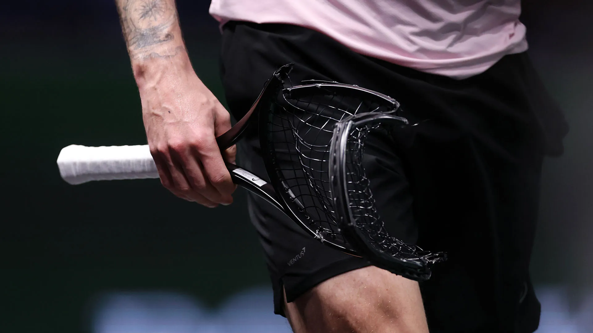 Inutile dire che ha dovuto cambiare racchetta per poter continuare a giocare