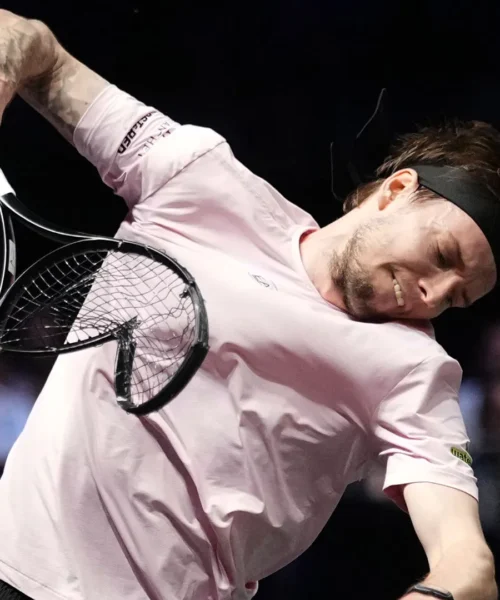 Sfascia la racchetta durante lo scatto d’ira: le immagini del bruttissimo gesto