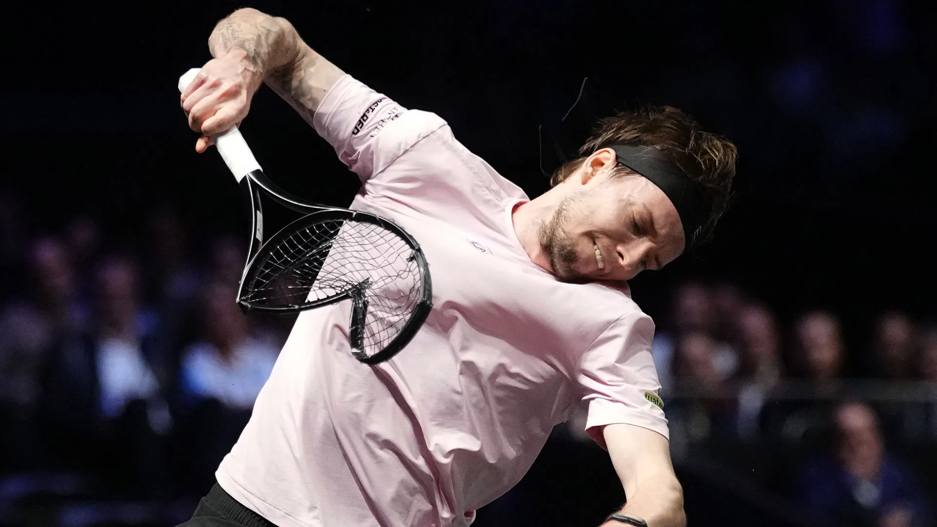 Sfascia la racchetta durante lo scatto d'ira
