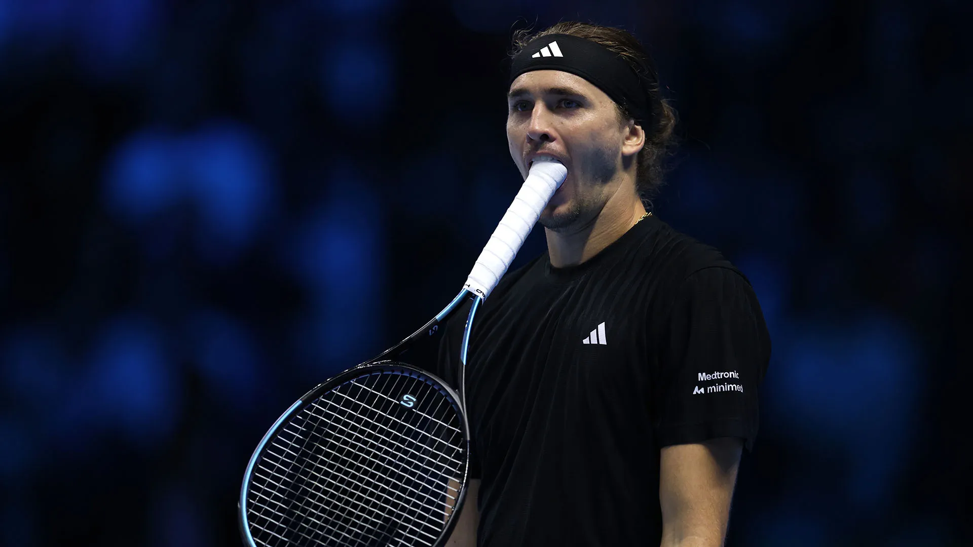 Dopo un punto perso per questione di centimetri, Zverev ha morso la racchetta