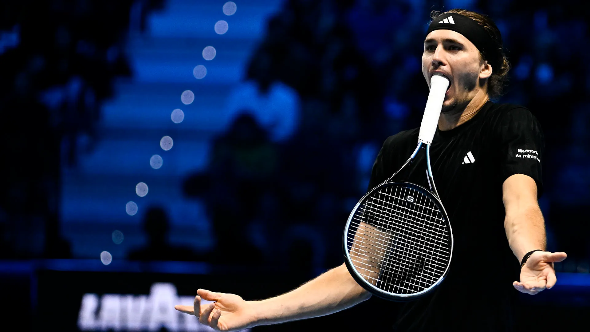 Un gesto di stizza che ha fatto sorridere tutta l'Inalpi Arena