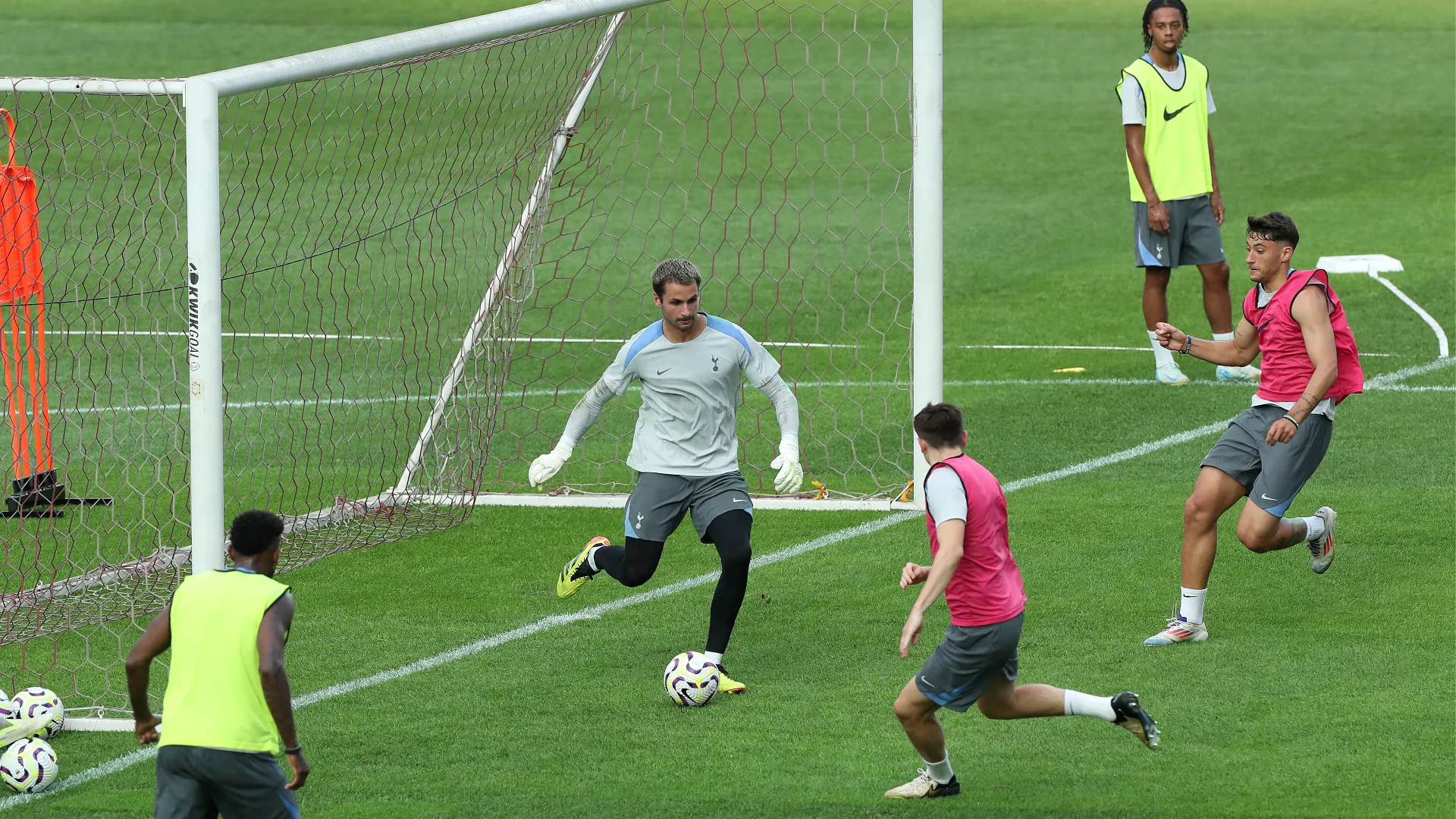 Ha già diretto alcuni cortometraggi e alcuni documentari e vuole spiccare il volo nel mondo della fotografia
