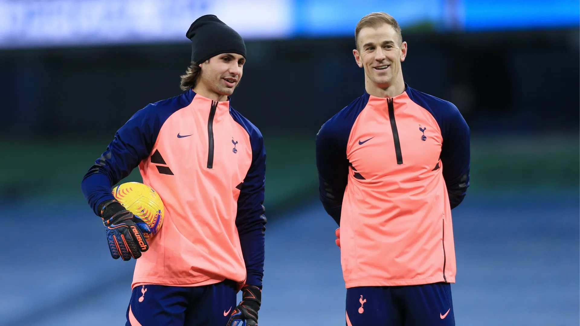 Eccolo in compagnia di un'icona del calcio inglese: Joe Hart