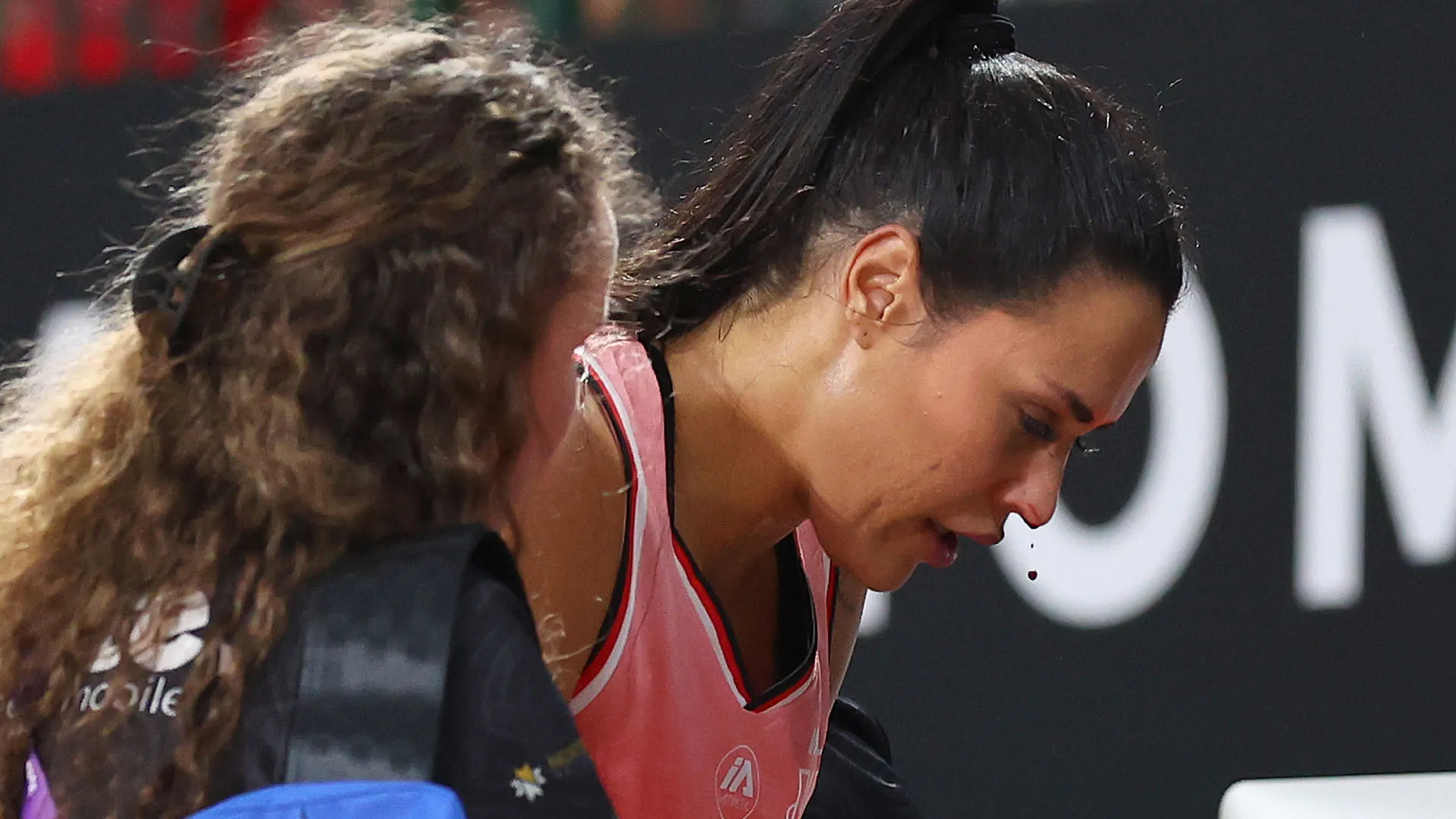 Ha iniziato a sanguinare dal naso ed è stata soccorsa dallo staff medico