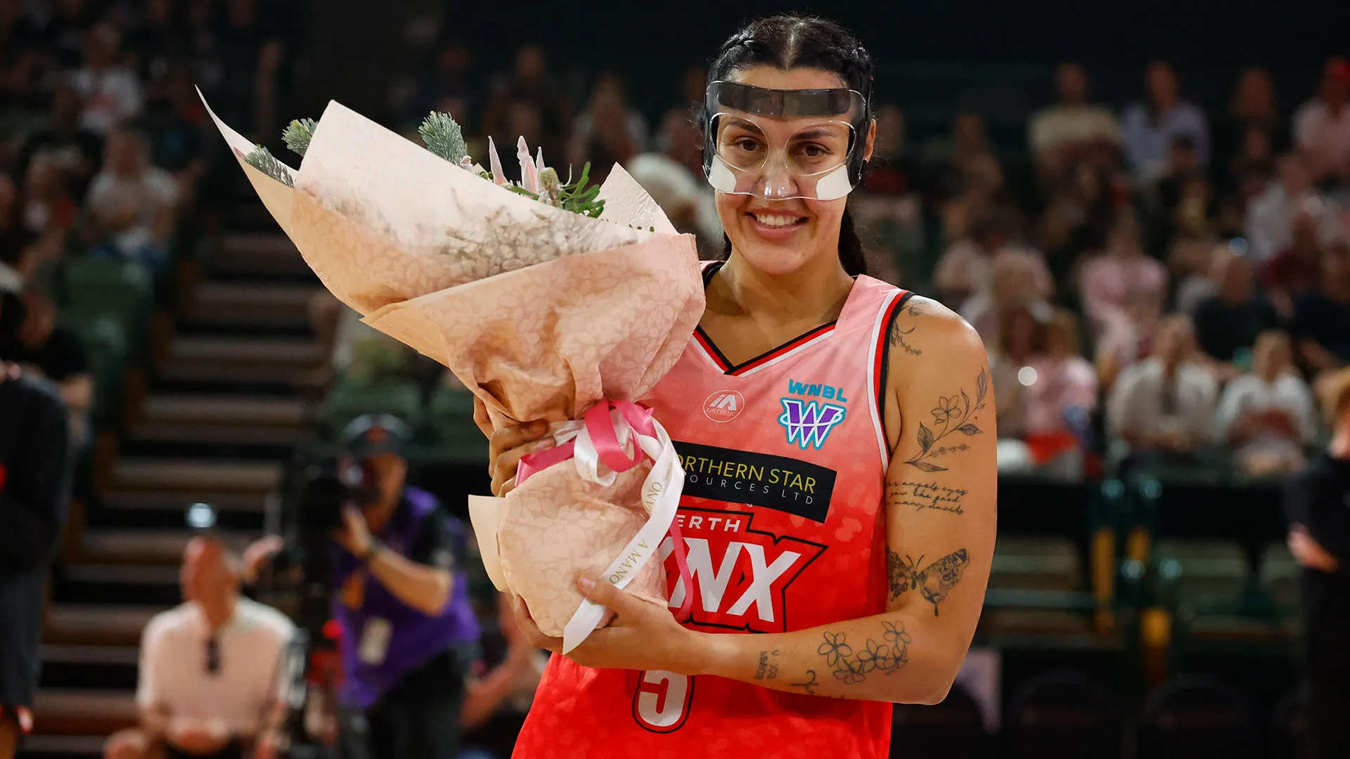 Le compagne hanno festeggiato il ritorno di Ally Wilson regalandole degli splendidi fiori