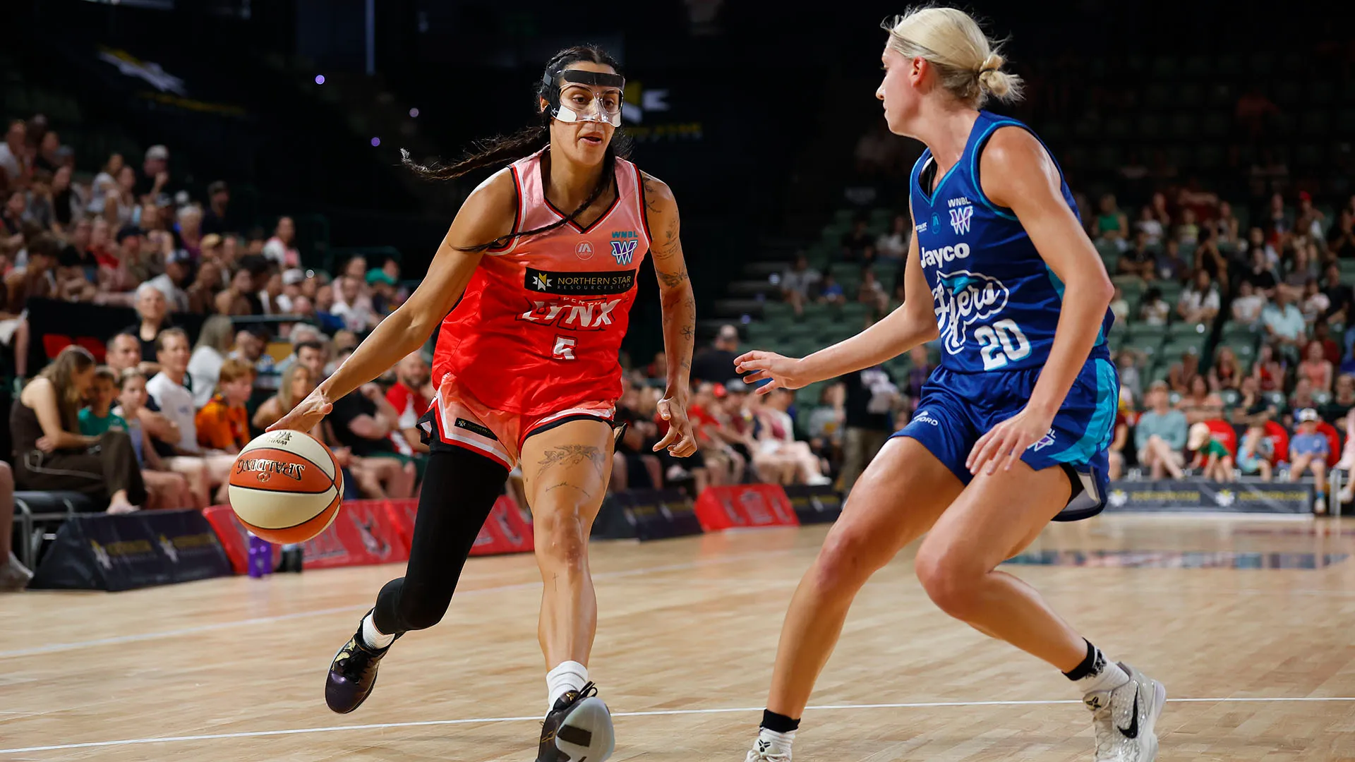 Nonostante la protezione, Ally Wilson non si è tirata indietro durante la partita con le Southside Melbourne Flyers