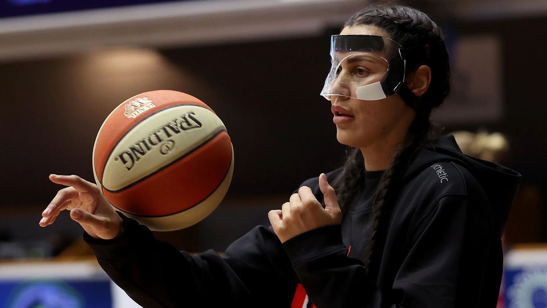 Dopo qualche giorno di riposo, Ally Wilson è tornata in campo con una maschera speciale