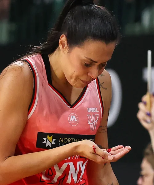 Naso rotto durante la partita, la campionessa perde sangue: foto